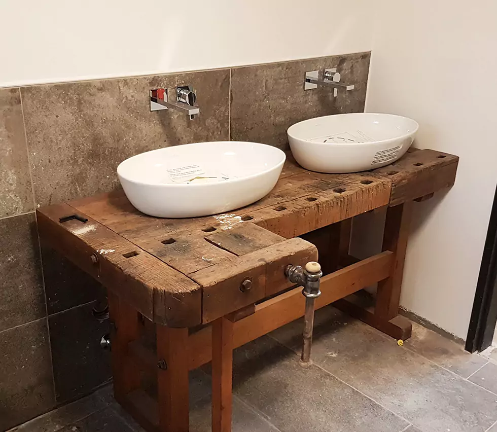 Waschbecken auf rustikalem Waschtisch in modernem Badezimmer