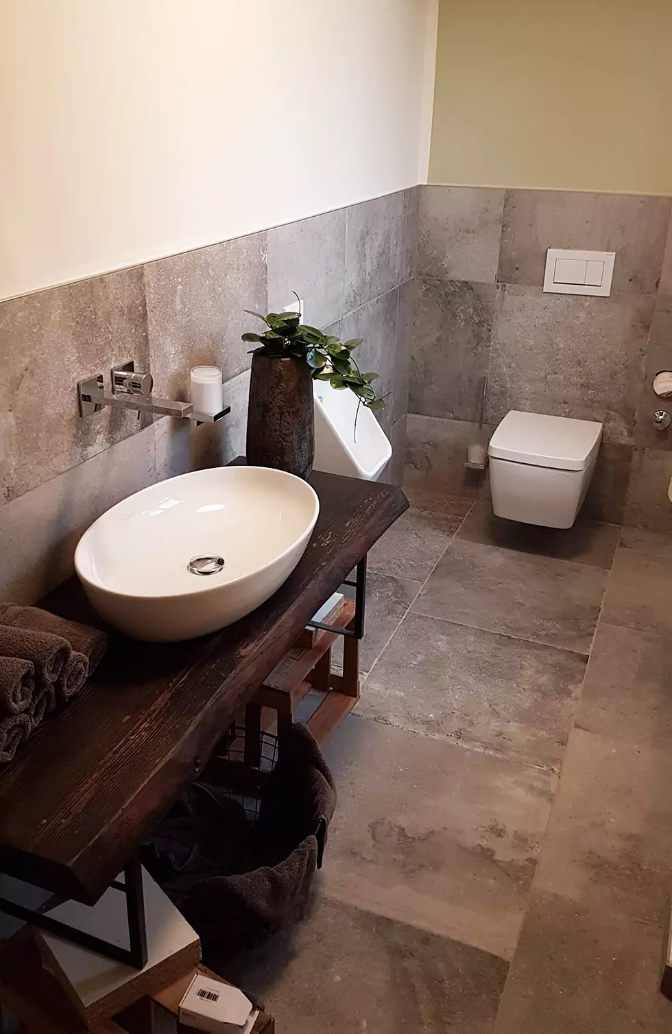 Badezimmer mit rustikalem Waschtisch und modernen Armaturen