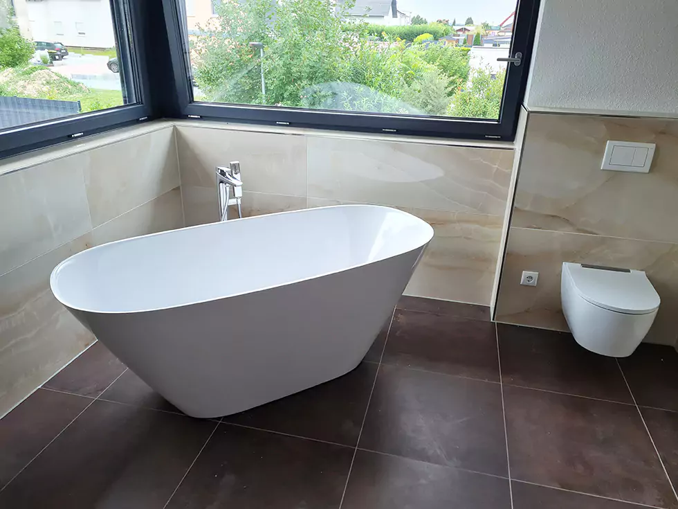 Freistehende Badewanne in einem modernen Badezimmer