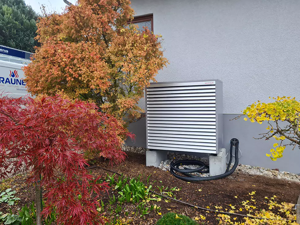 Wärmepumpe an einem Neubau im Außenbereich
