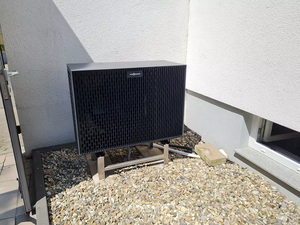 Luft-Wasser-Wärmepumpe von Viessmann im Außenbereich eines Neubaus
