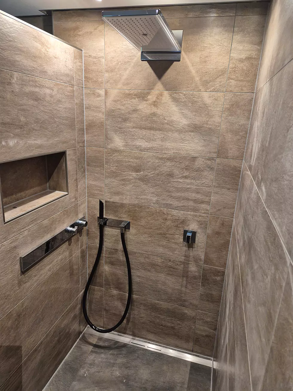 Moderne Dusche mit großen, braunen Fliesen