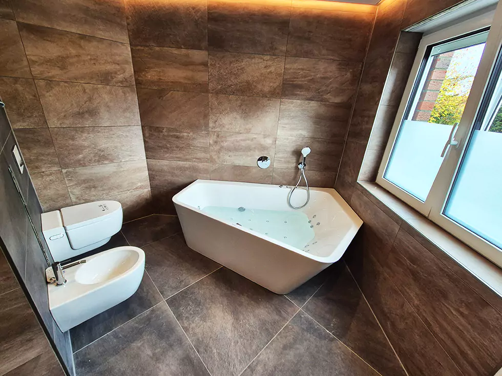 Braun gefliestes Badezimmer mit modernen Armaturen