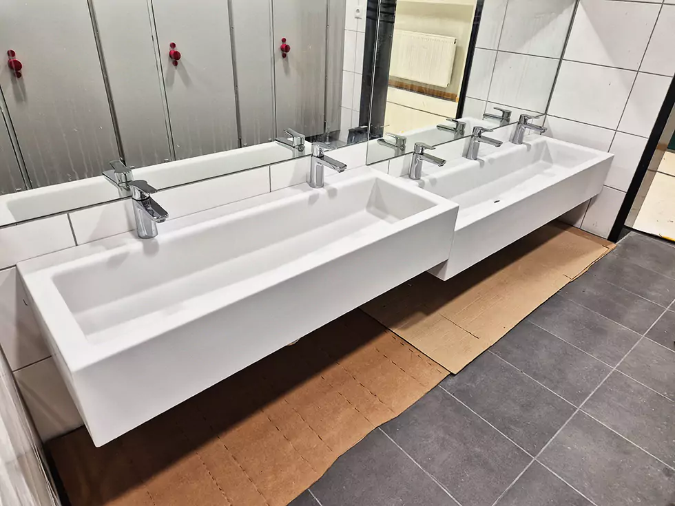 Kindergartenwaschtisch in modernem Badezimmer